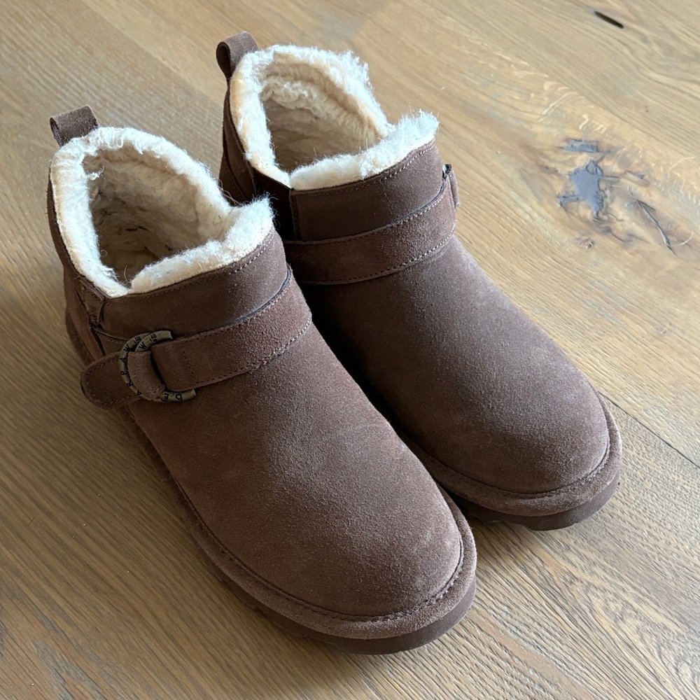 Bearpaw lined suede bootie. Size 8